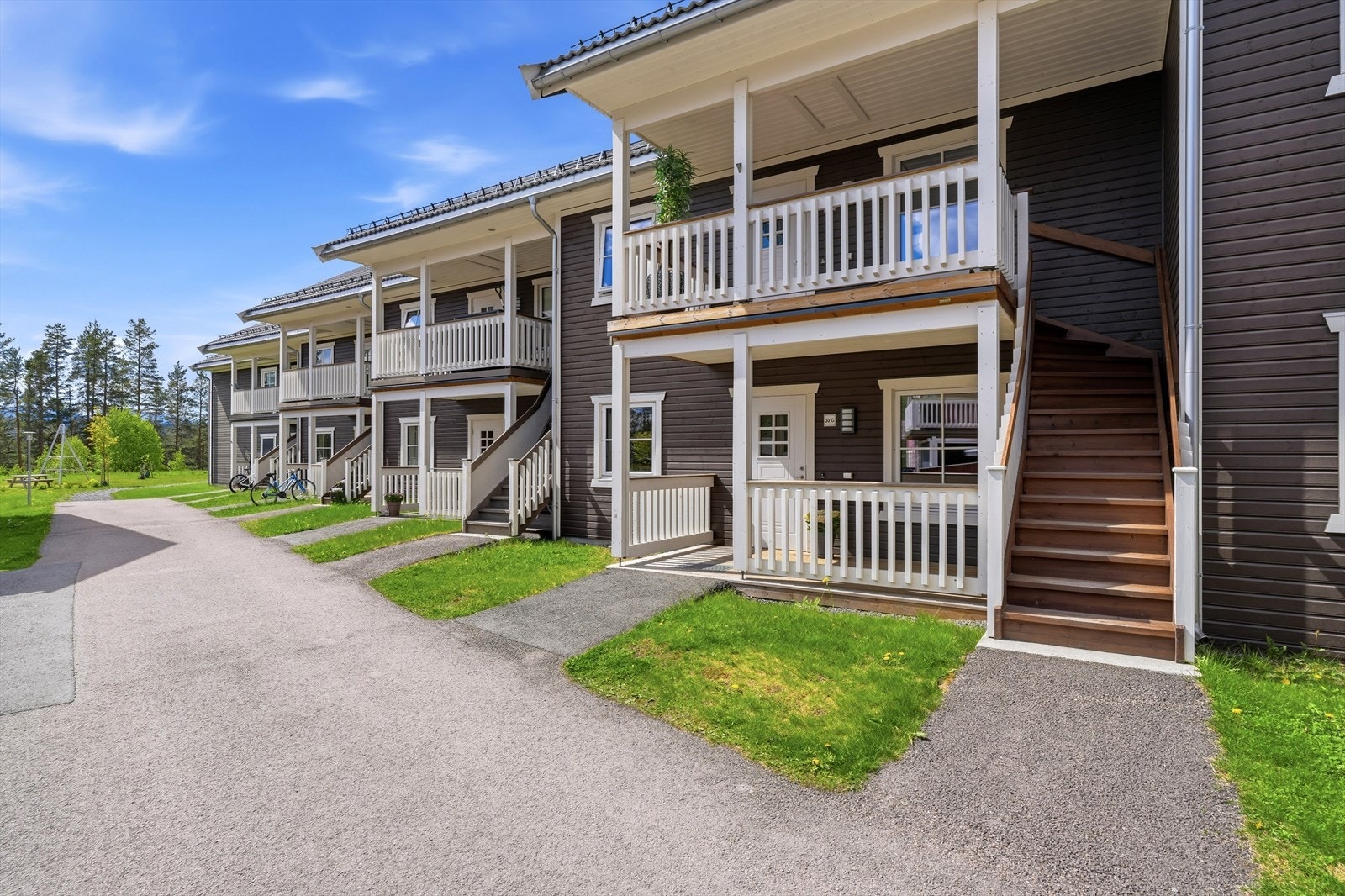 Ved inngangspartiet har leiligheten en egen uteplass på ca. 10 m² og en praktisk utvendig bod på ca. 5 m². Galleribilde