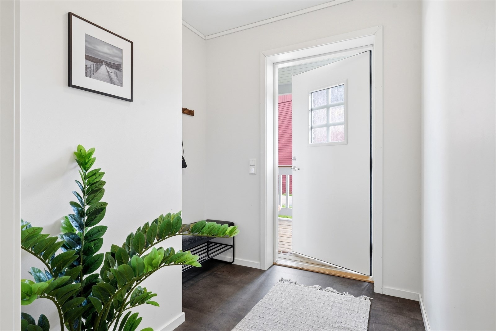 Malt hovedytterdør i tre ønsker velkommen inn. Galleribilde