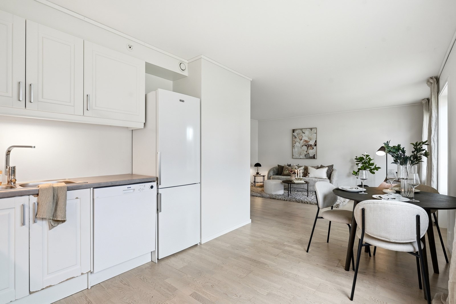 Kjøkkenet er komplett med oppvaskmaskin og kjøleskap med fryser. Avtrekk er koblet til boligens balanserte ventilasjonsanlegg. Galleribilde