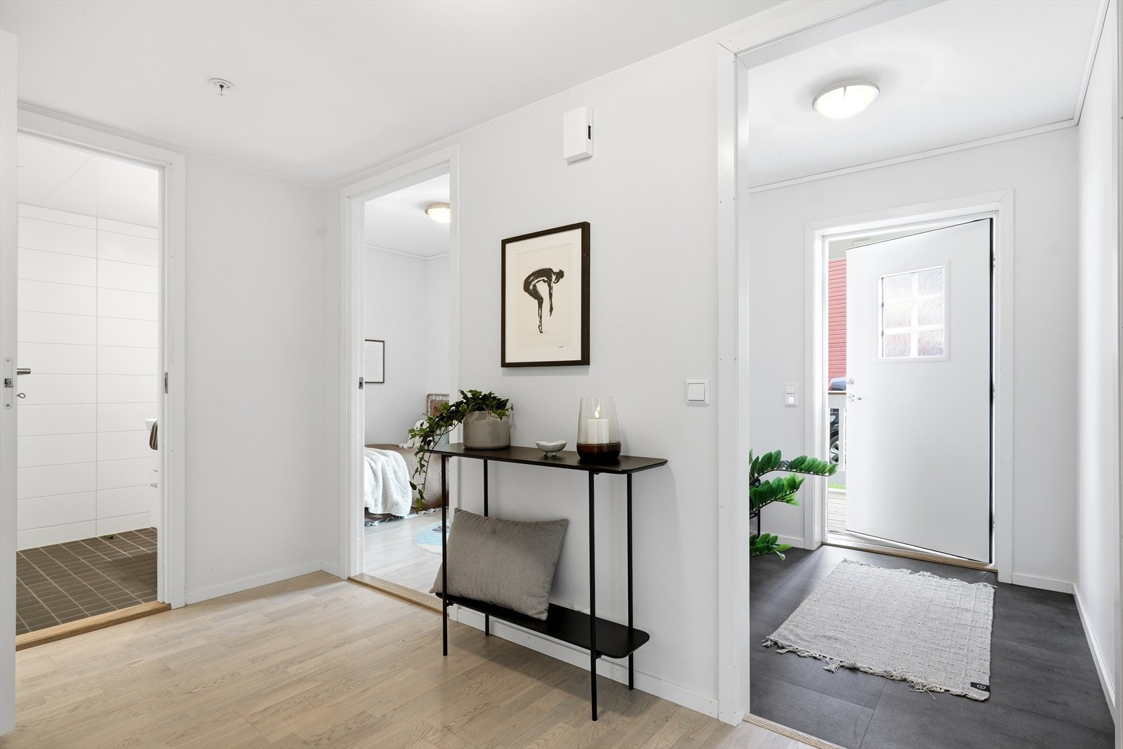 Fra gangen er det inngang til bad og begge soverommene, samt åpent inn mot stuen. Galleribilde