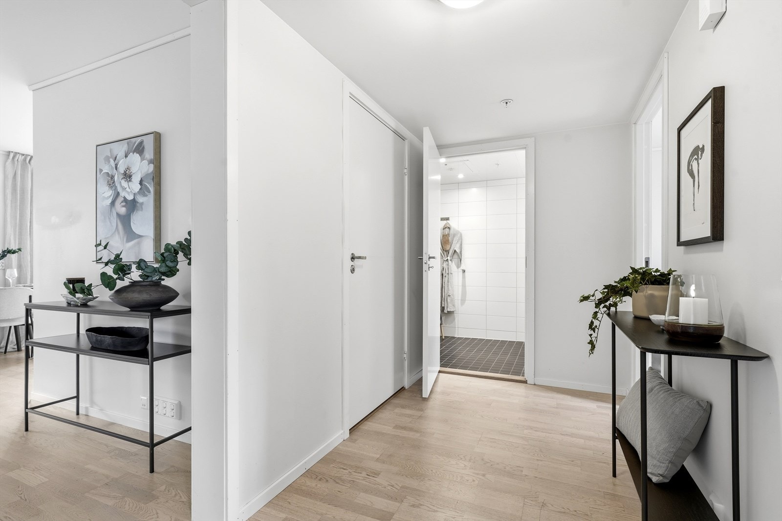 Gangen binder sammen rommene i leiligheten og har parkett på gulvet, som i resten av oppholdsrommene. Galleribilde