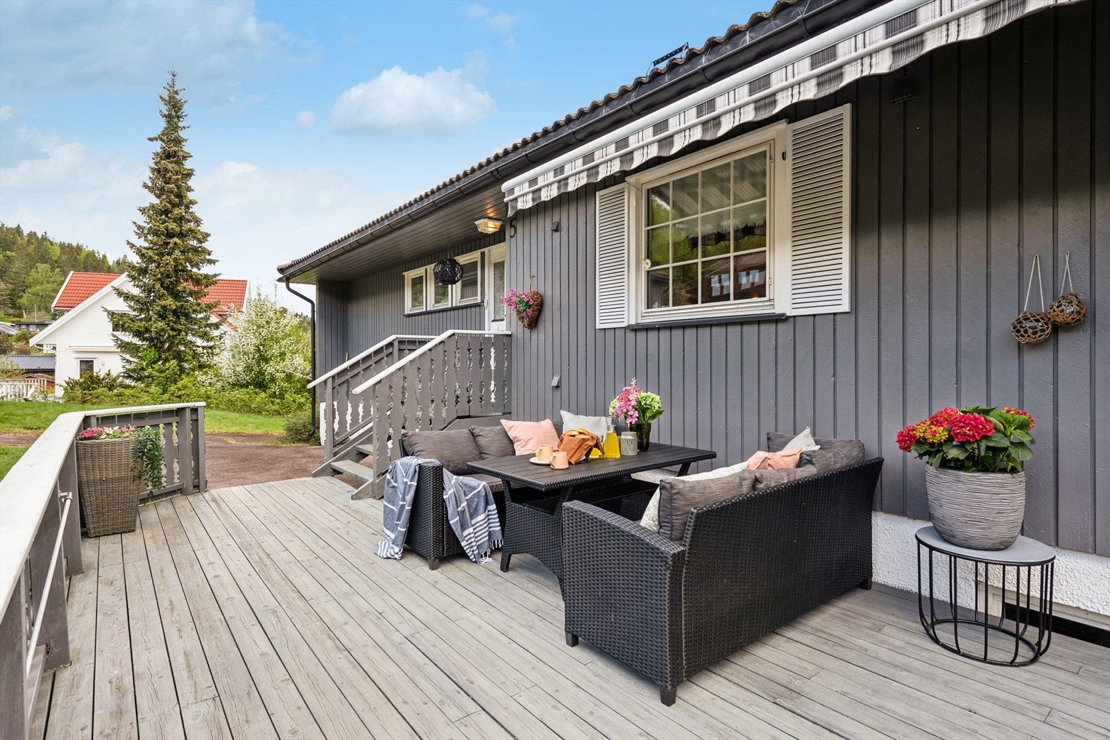Boligen har flere fine uteplasser, blant andre en vestvendt terrasse i forbindelse med inngangspartiet. Galleribilde
