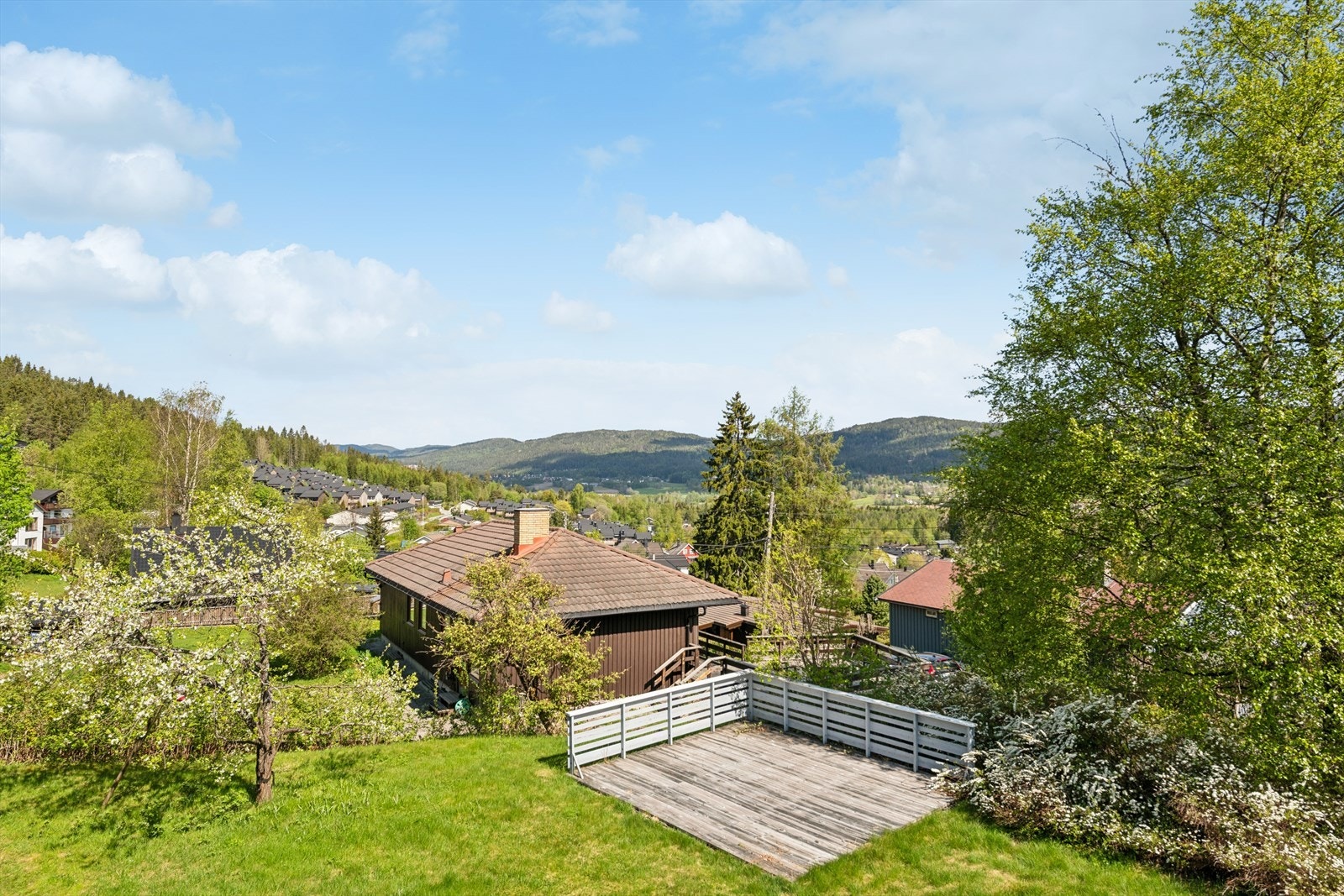Uteplassen tilhørende leiligheten er solfylt og opparbeidet med plen og platting. Galleribilde