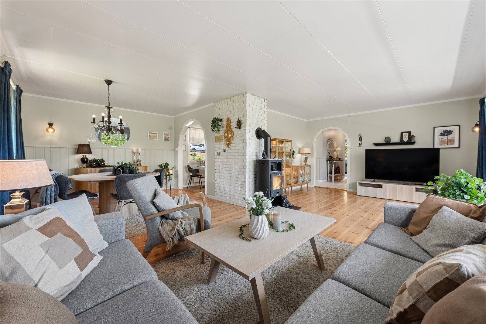 Planløsningen gir flere muligheter for møblering. Peisen i hjerte av boligen gir varme og hygge på kalde vinterkvelder. Galleribilde