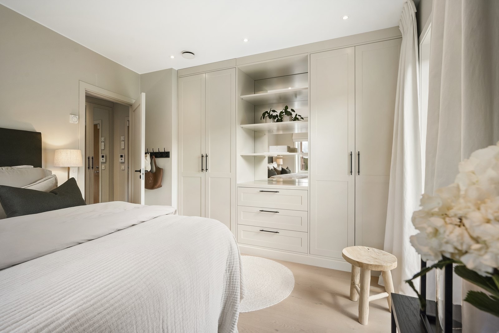 Hovedsoverom med garderobeinnredning fra Wisewood Galleribilde