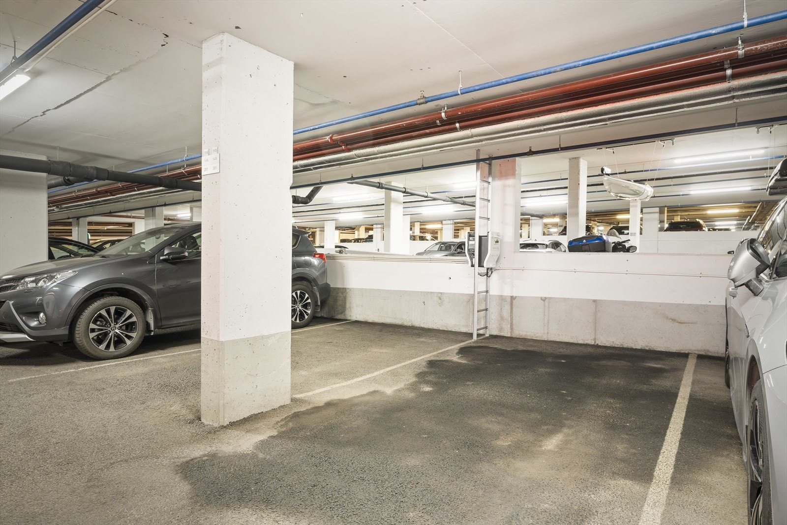 Garasjeplass med ladestasjon Galleribilde