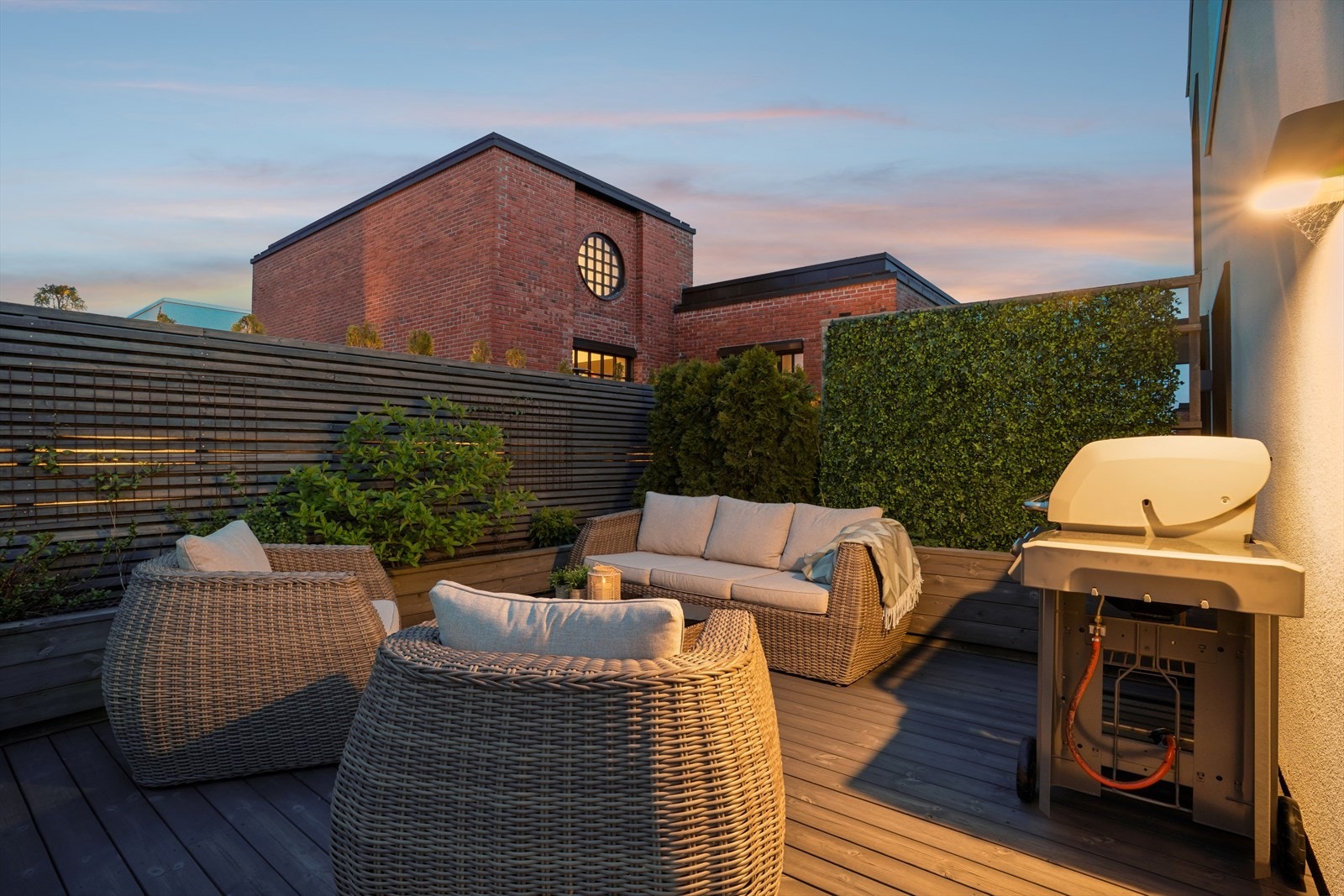Privat takterrasse på ca 27 kvm. Sol fra tidlig på morgen til ettermiddag/kveld. Galleribilde