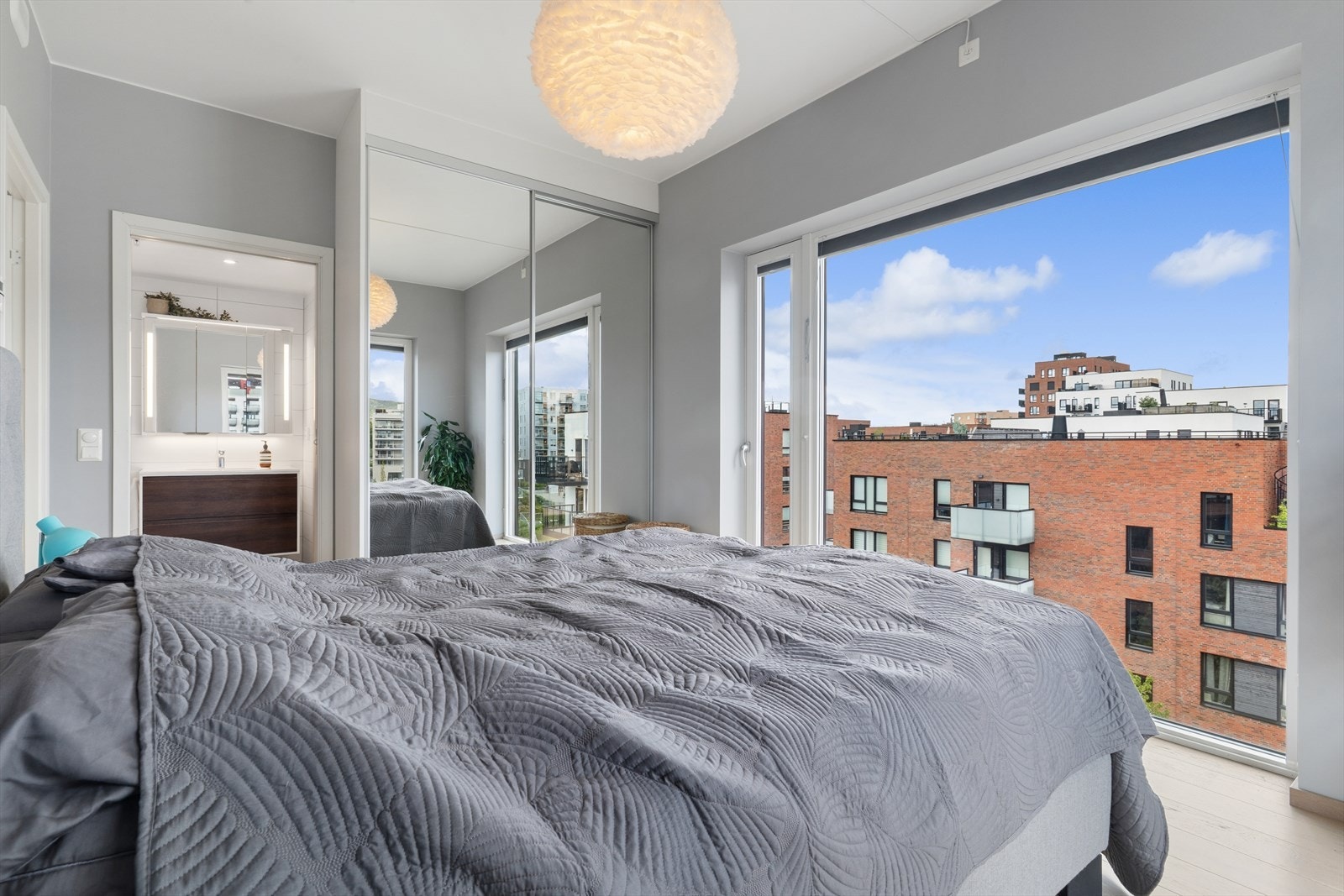 Egen suite-løsning med tilhørende bad og walk-in closet gir høy bokomfort. Galleribilde