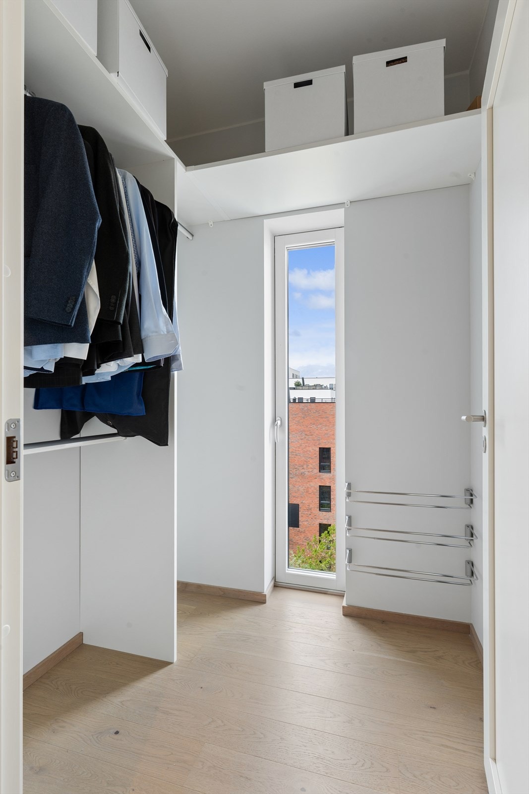 Direkte adkomst til eget walk-in closet gir en privat og funksjonell sone. Galleribilde