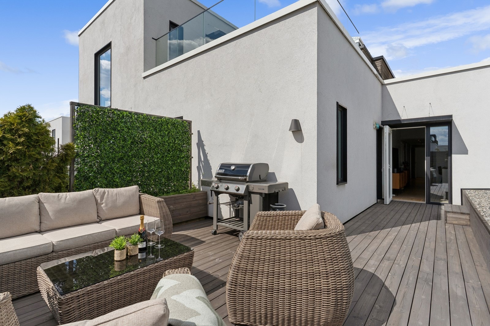 Terrassen fungerer perfekt som en forlengelse av stuen på sommerhalvåret. Galleribilde