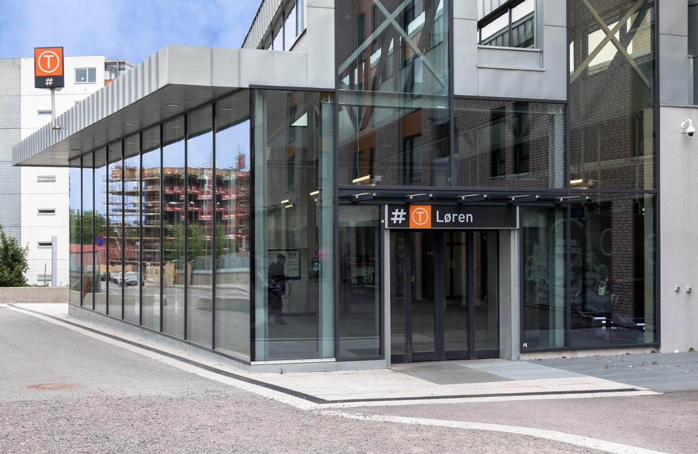 Fem minutters gange til Hasle og Løren T-banestasjon stasjon. 21 bussen (Helsfyr - Tjuvholmen) ligger ca 5 minutters gange fra boligen. Galleribilde