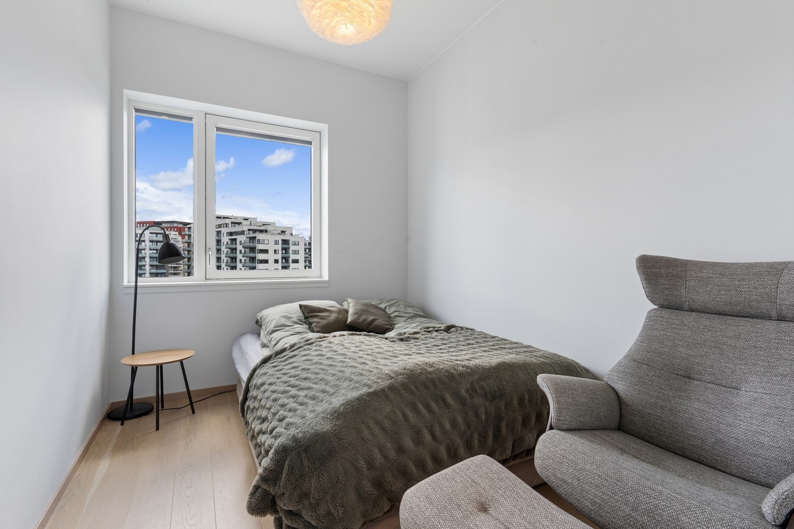 Det andre soverommet er av god størrelse med god plass til både seng og garderobeløsning. Galleribilde