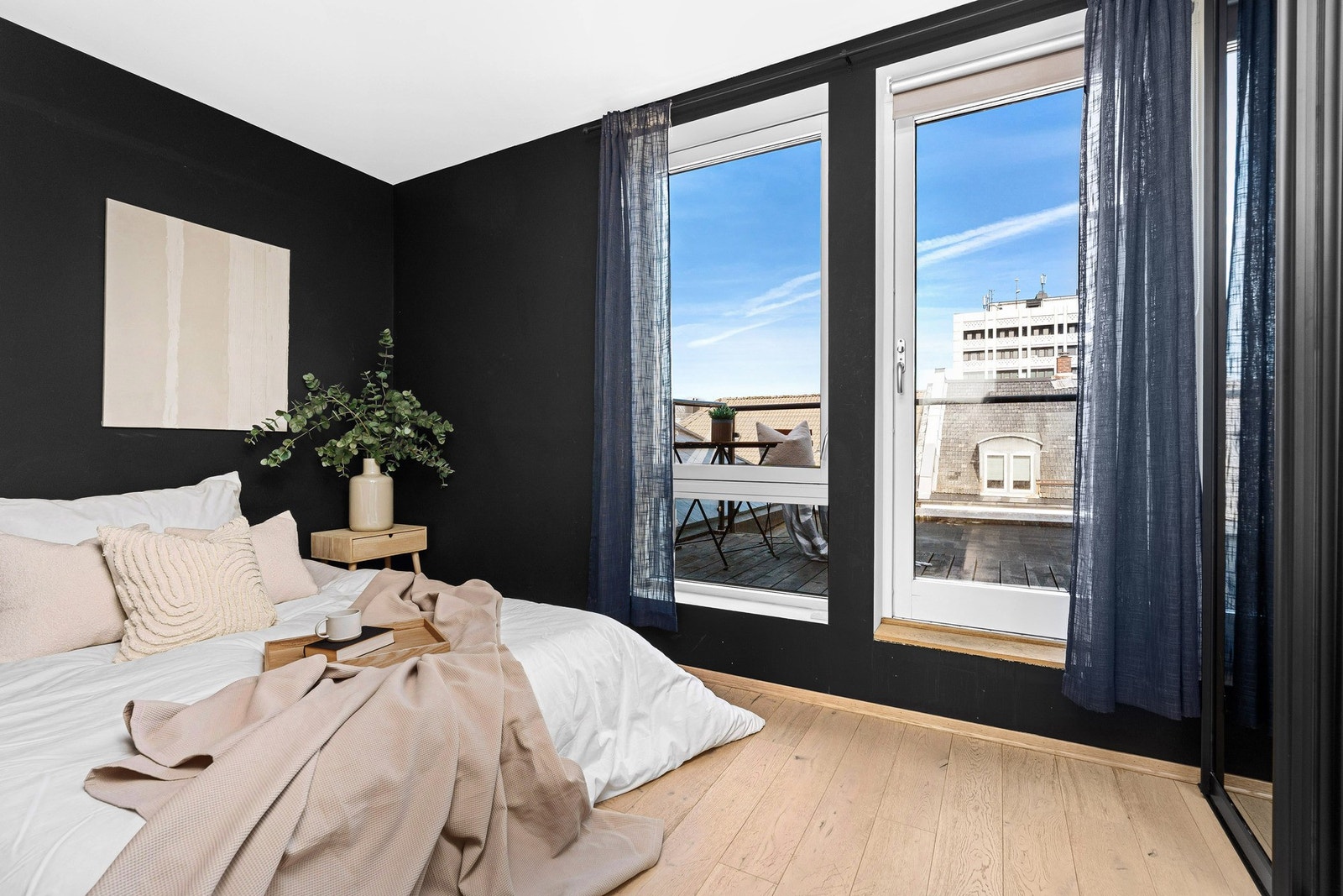 Lunt og fint og med dør ut til balkong med ettermiddag- og kveldssol Galleribilde