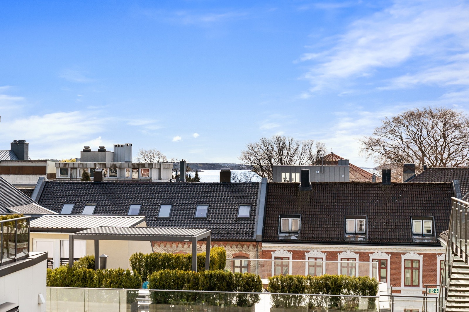 Her ser en sjøen i det fjerne Galleribilde