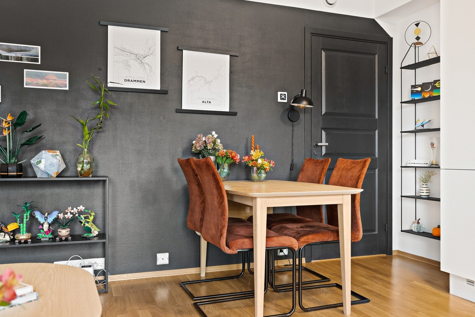 Det er en naturlig plassering for spisebord mellom stue og kjøkken. Galleribilde