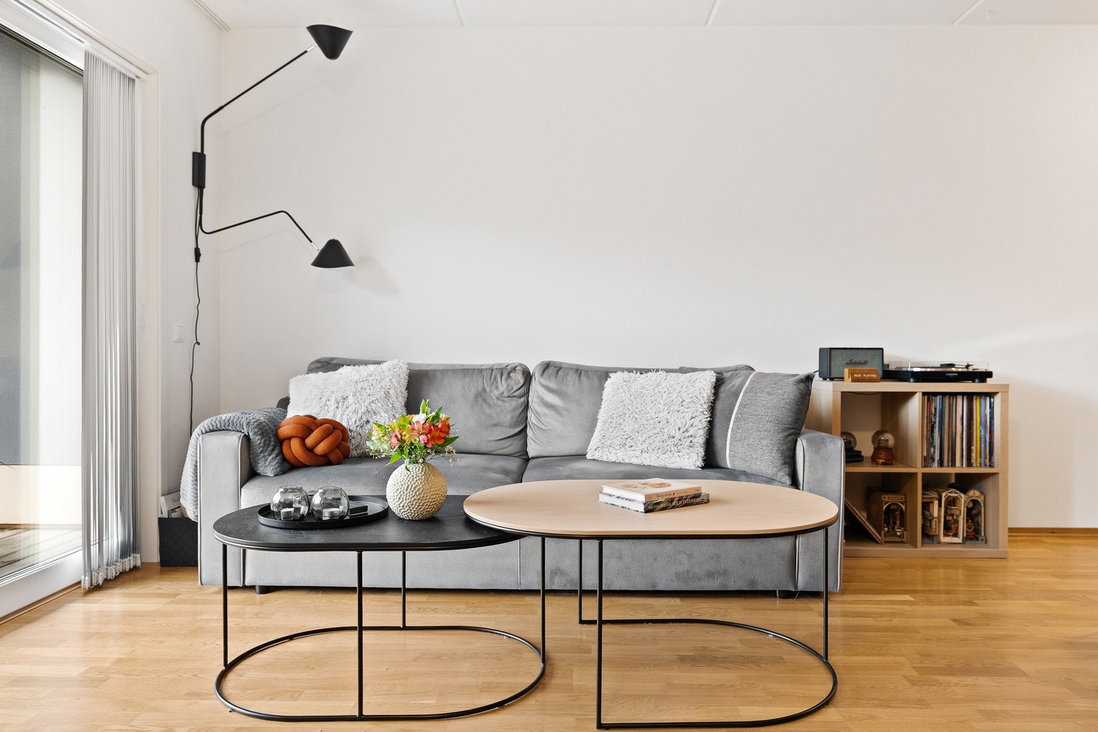Stuen har god plass til en romslig sofagruppe og mediamøbler. Galleribilde