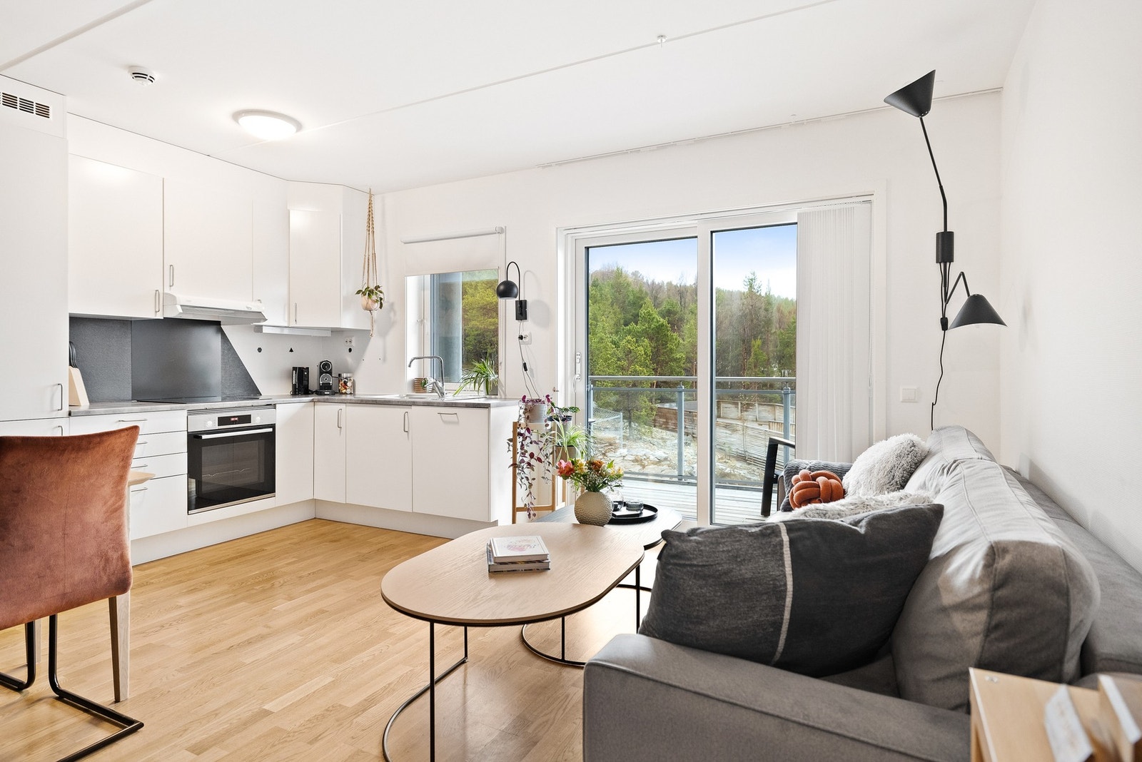 Lys og åpen stue- og kjøkkenløsning med utgang til balkong. Galleribilde