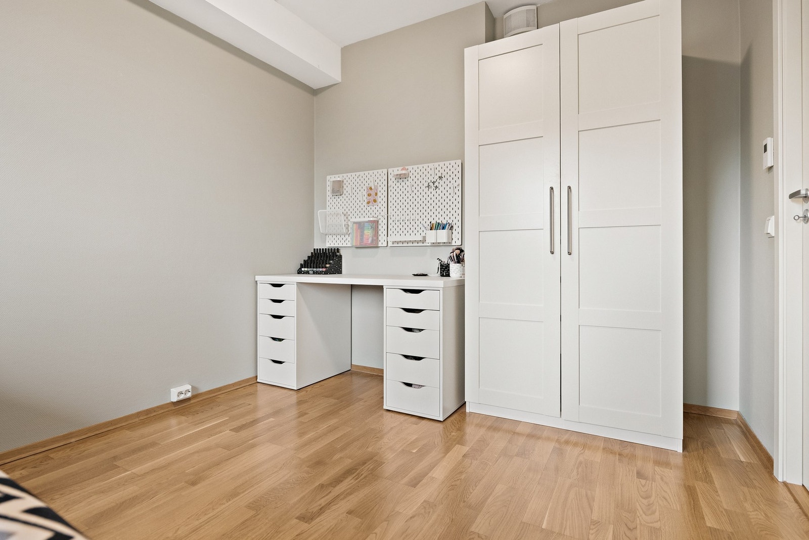 Rommet har god garderobeplass og rom for en liten arbeidsplass. Galleribilde