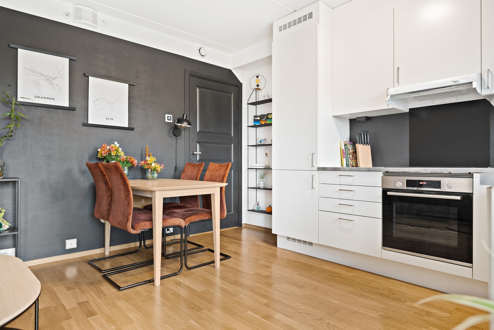 Kjøkkeninnredning med hvite, slette fronter og laminat benkeplate. Galleribilde