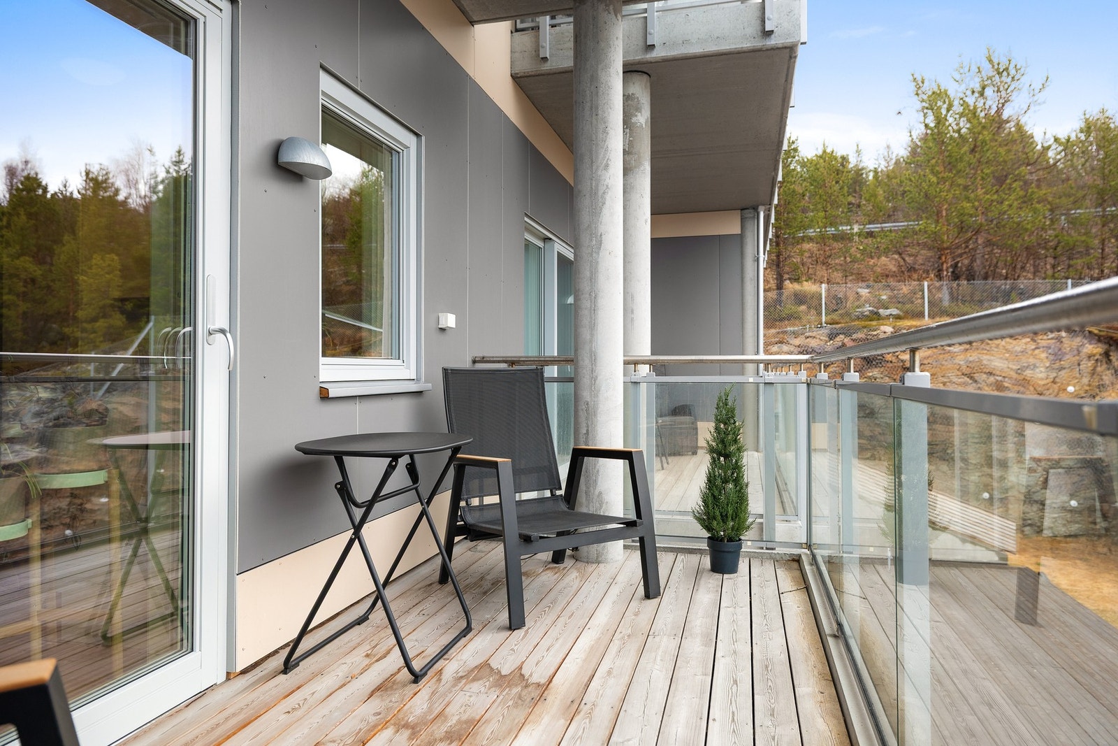 Romslig balkong med god plass til en hyggelig sittegruppe. Galleribilde
