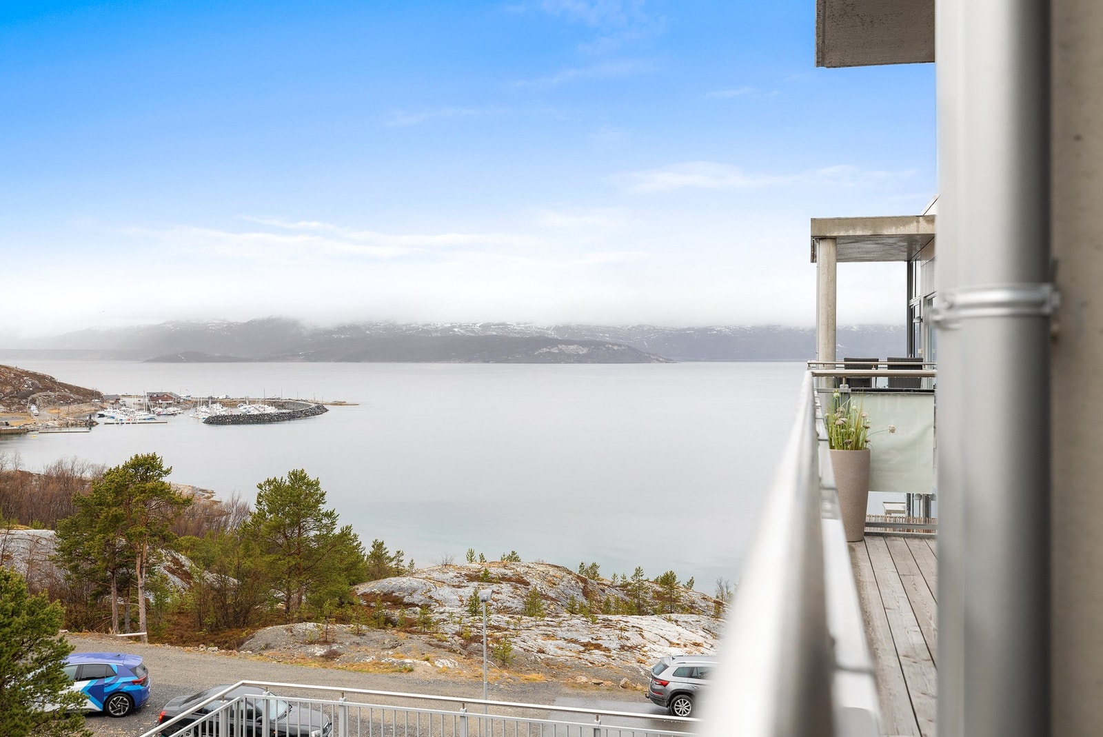 Her kan du nyte den flotte utsikten over nærområdet og fjorden. Galleribilde