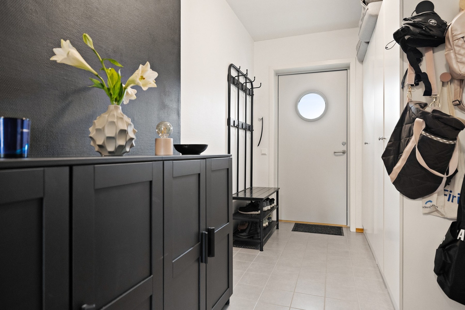 Innbydende entré med god plass til oppbevaring av yttertøy. Galleribilde