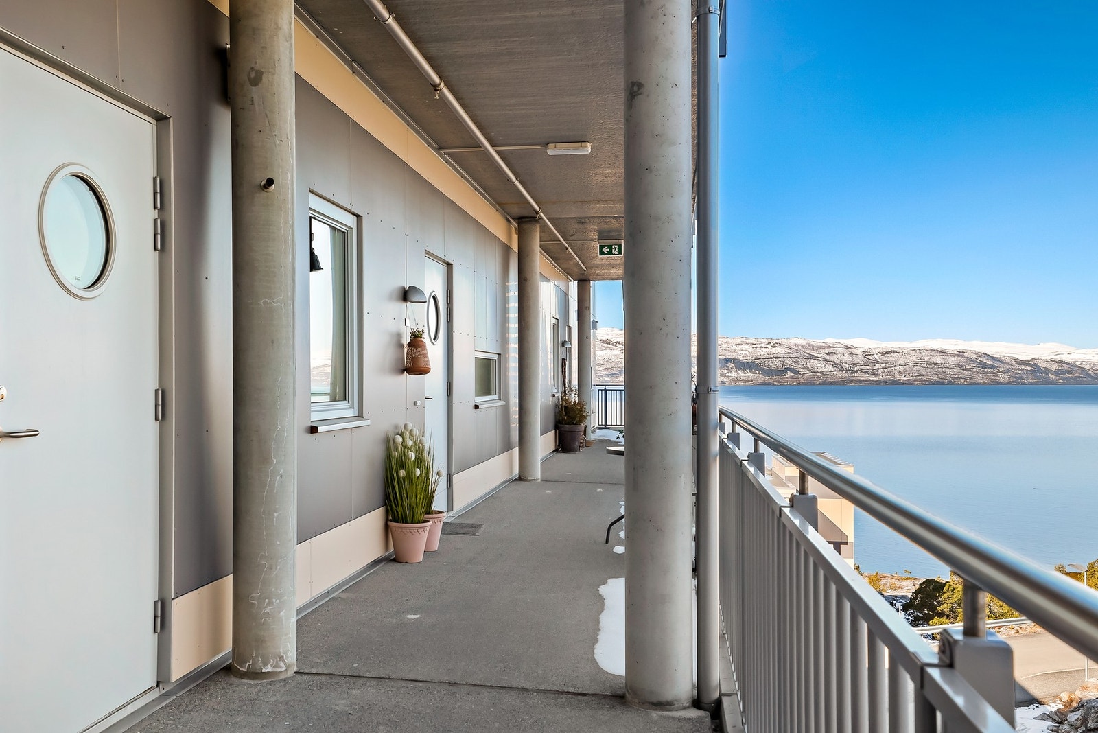 Leiligheten ligger i 3. etasje med adkomst via svalgang. Galleribilde