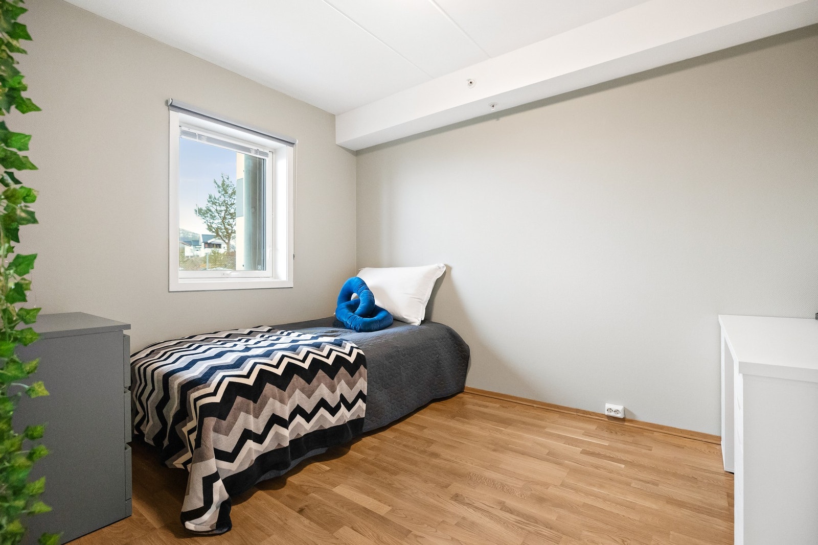 Leiligheten har ett soverom med plass til seng og møblement. Galleribilde