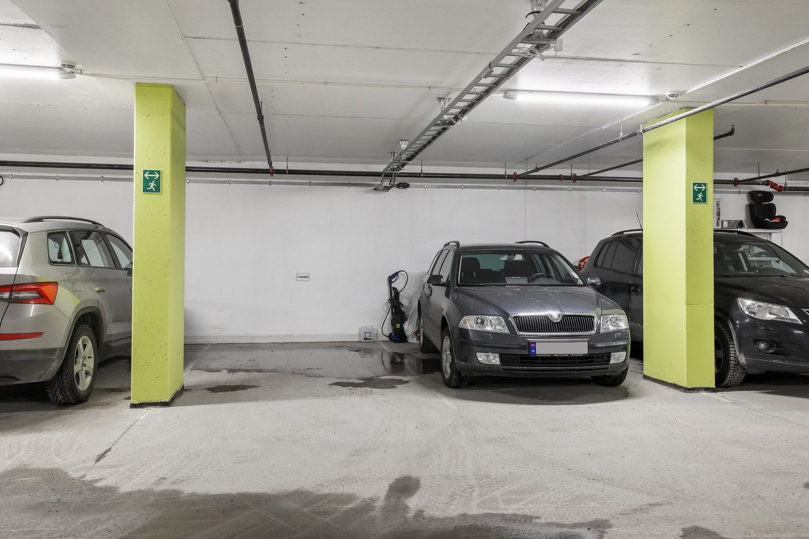 Parkering i felles garasjeanlegg med montert el-billader. Galleribilde