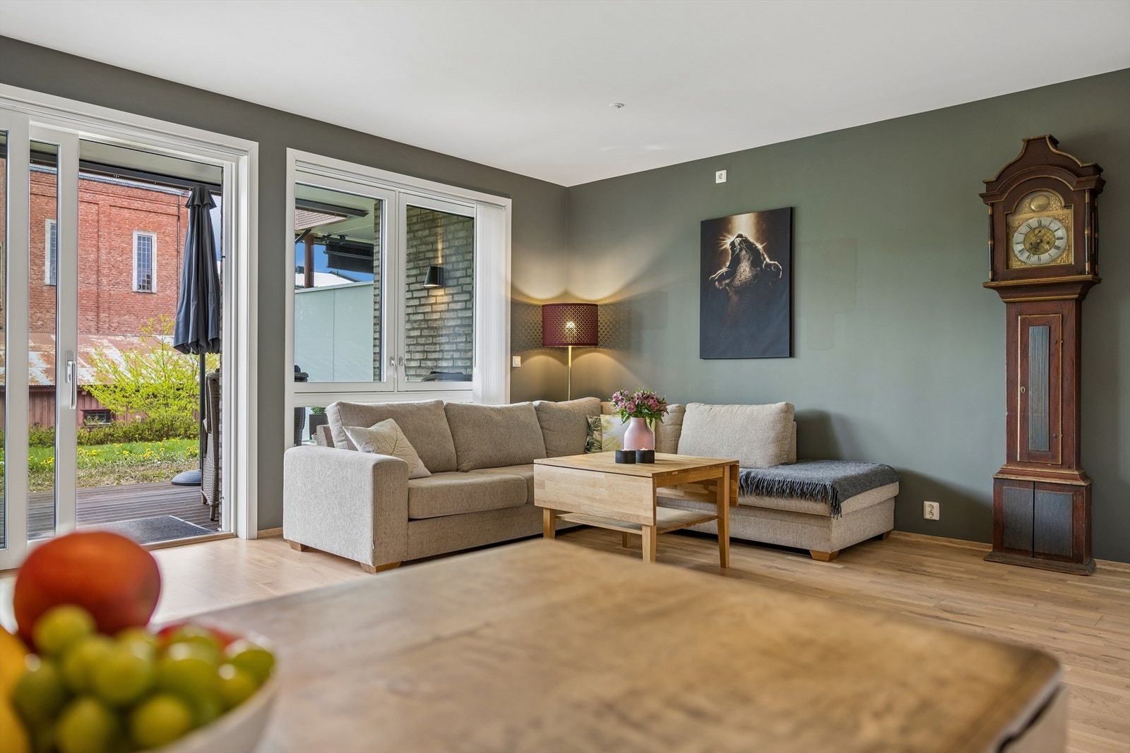 Stuen har god plass til sofagruppe og utgang til terrassen via en malt balkongdør i tre. Galleribilde