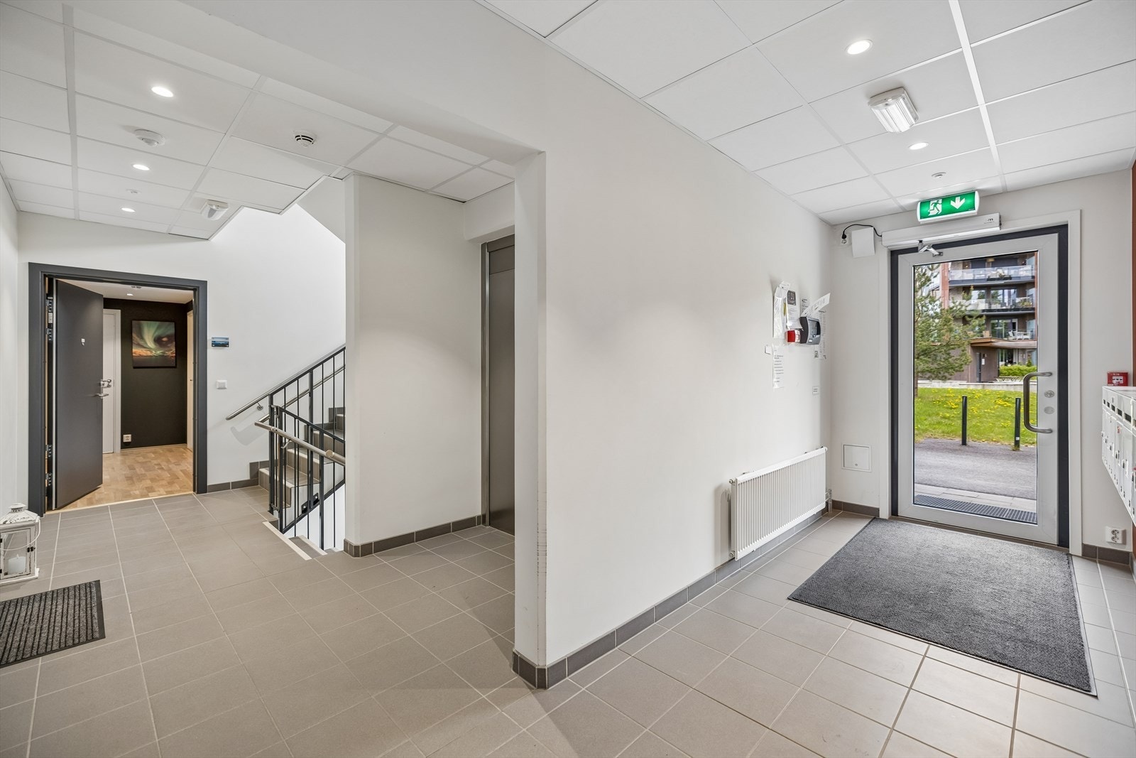 Felles inngangsparti med heis og trappegang. Leiligheten ligger i 1. etasje. Galleribilde