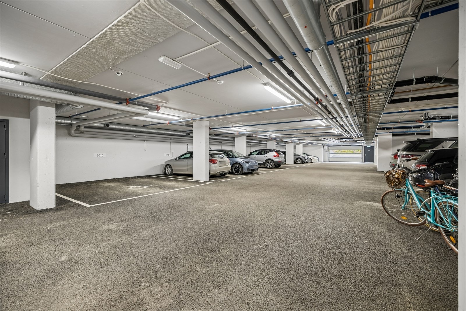 I felles garasjeanlegg medfølger det en elbillader som ble montert i 2024. Galleribilde
