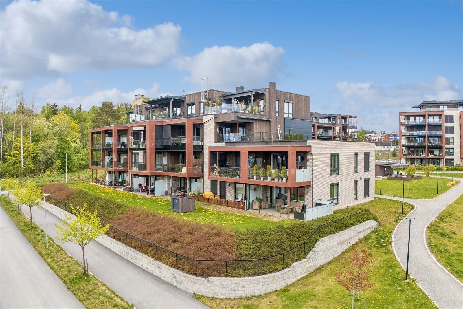 Beliggende i et etablert område med kort vei til skoler, barnehager og bussholdeplass. Galleribilde