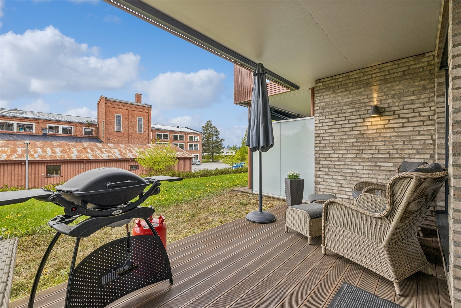 Fra stuen er det utgang til en terrasse på 12 m² med terrassebord i Møre Royal. Galleribilde