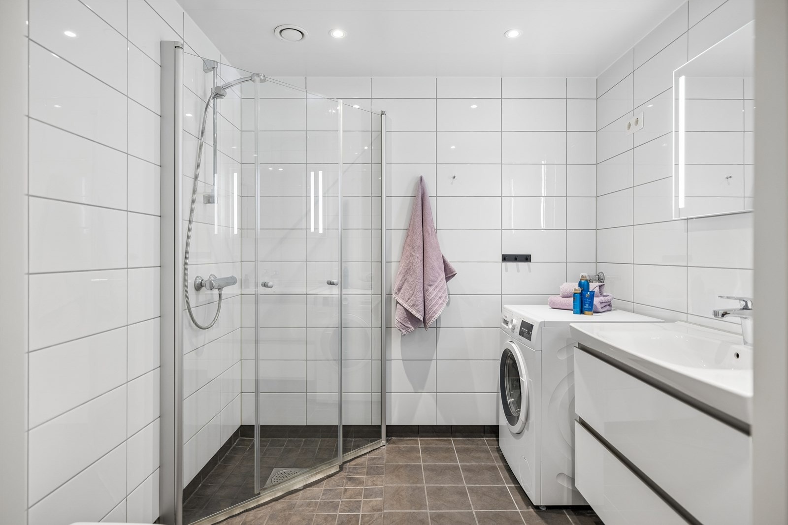 Det er opplegg for vaskemaskin og balansert ventilasjon på badet. Galleribilde