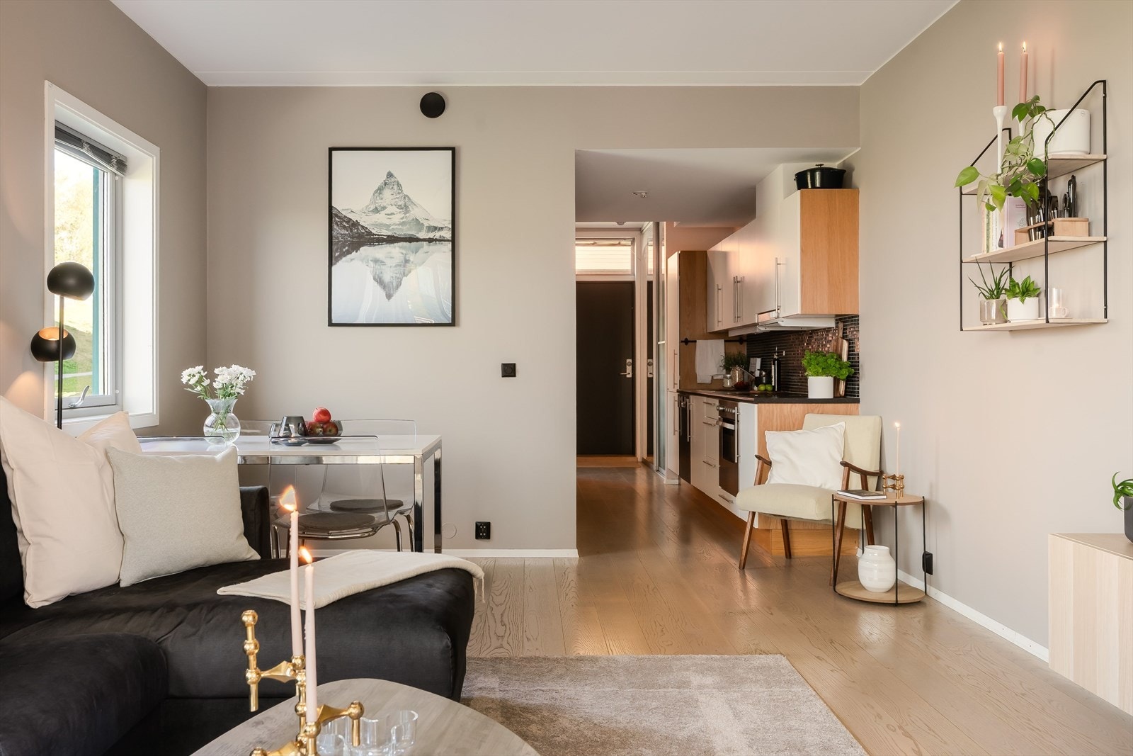 Leiligheten er malt i duse, tidsriktige farger, og lysbrytere og stikkontakter er oppgradert til svarte detaljer som gir et helhetlig og gjennomført uttrykk. Galleribilde