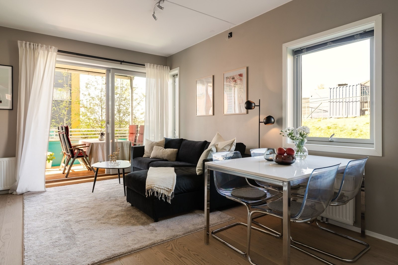 Leiligheten er malt i lyse farger og har gode vindusflater som skaper en god atmosfære. Galleribilde