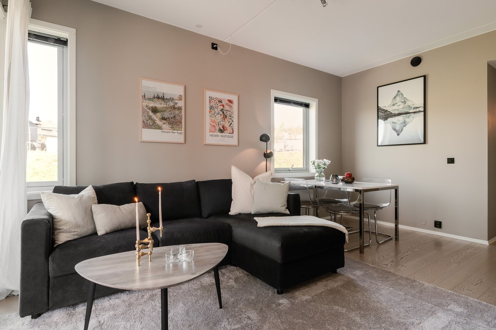Stuearealet gir god plass til sofagruppe og øvrig møblering, med en planløsning som oppleves både ryddig og funksjonell. Galleribilde