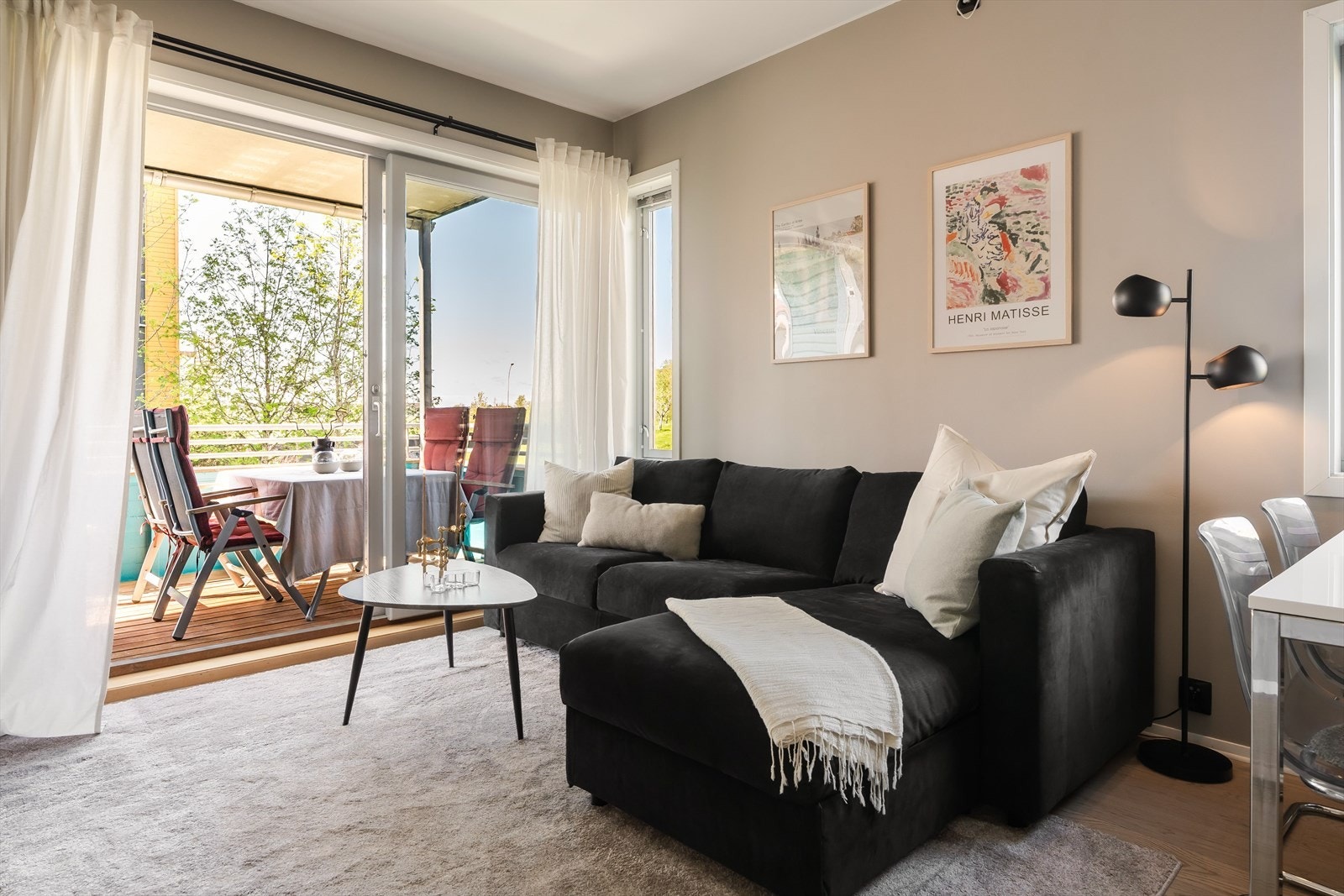 Fra stuen er det utgang til en vestvendt balkong på ca. 10 m². Galleribilde