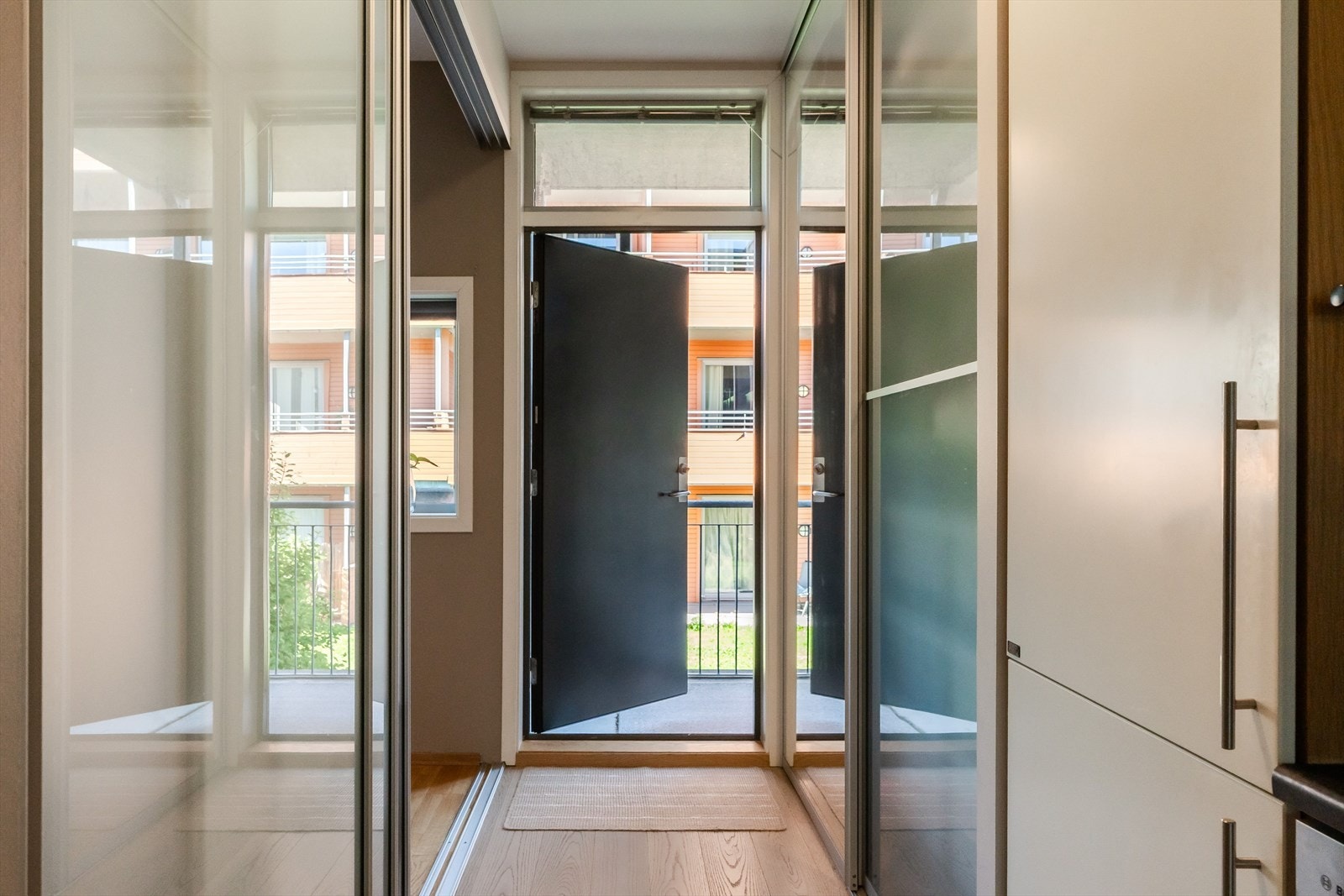 Entréen fremstår ryddig og funksjonell, med god plass til oppbevaring langs vegg i form av skyvedørsgarderobe. Galleribilde