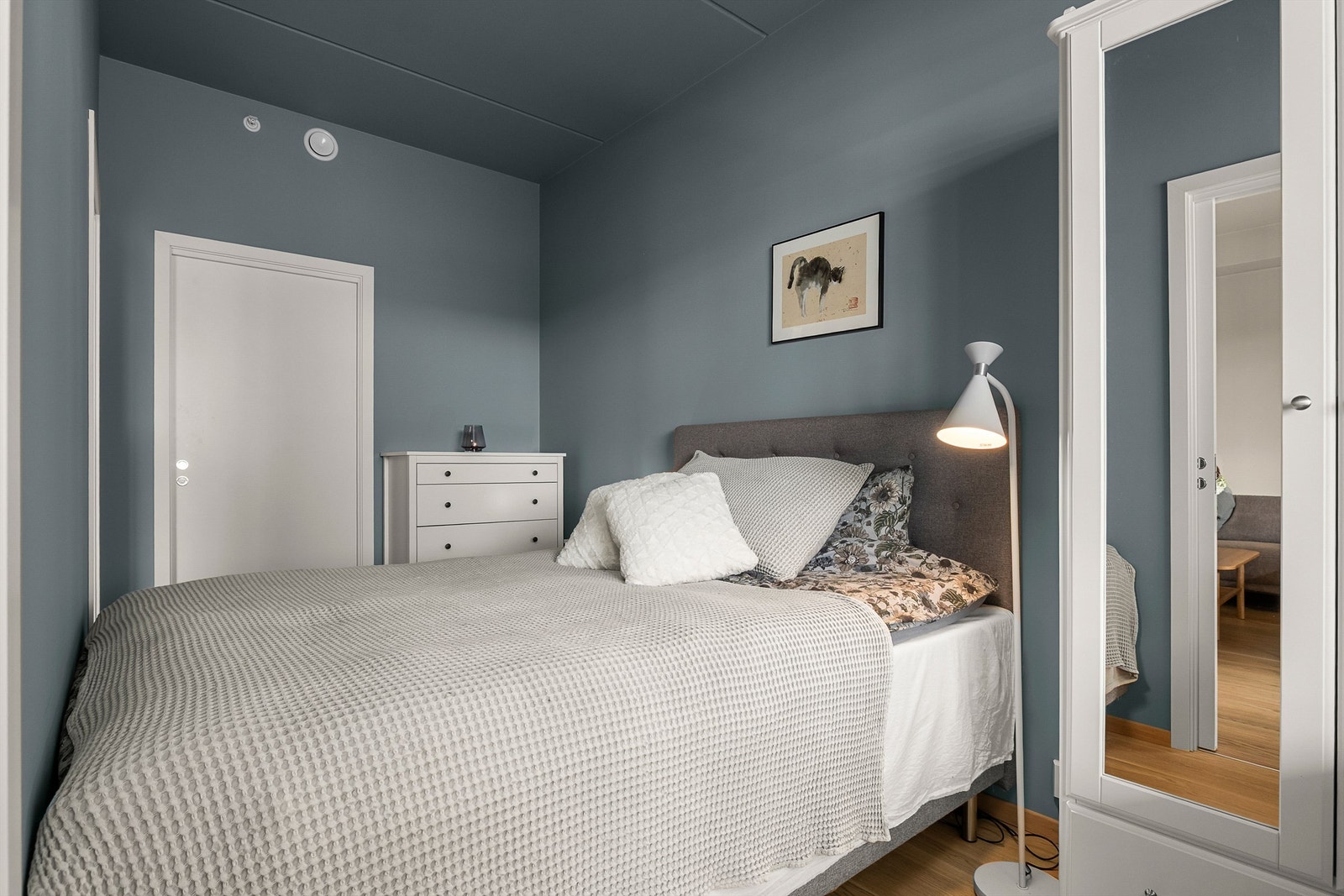 Soverommet har også en praktisk walk-in garderobe på 3 kvm i tilknytning. Galleribilde