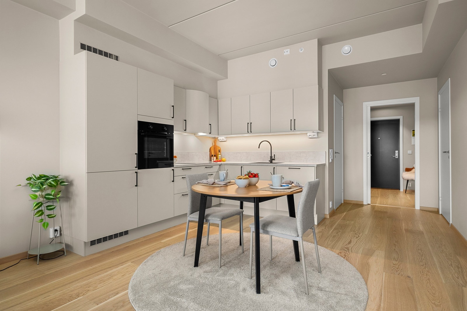 Kjøkkenet ligger naturlig tilbaketrukket fra stuen og er innredet med lyse slette flater og benkeplate av laminat. Galleribilde