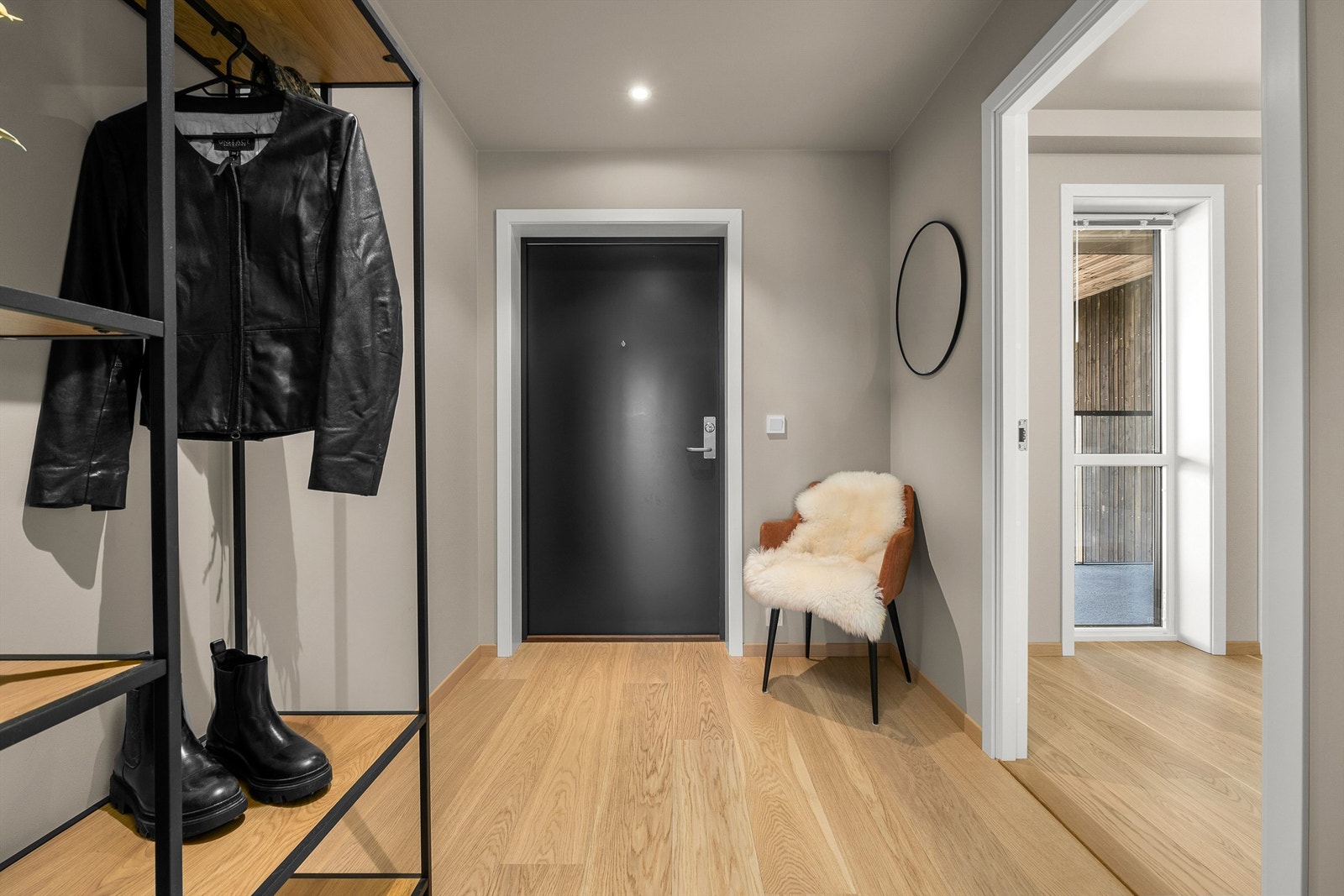Velkommen inn! Romslig entré med god plass til oppbevaring av yttertøy og sko. Til høyre i bildet ser man kontoret, et disponibelt rom med vindu. Galleribilde