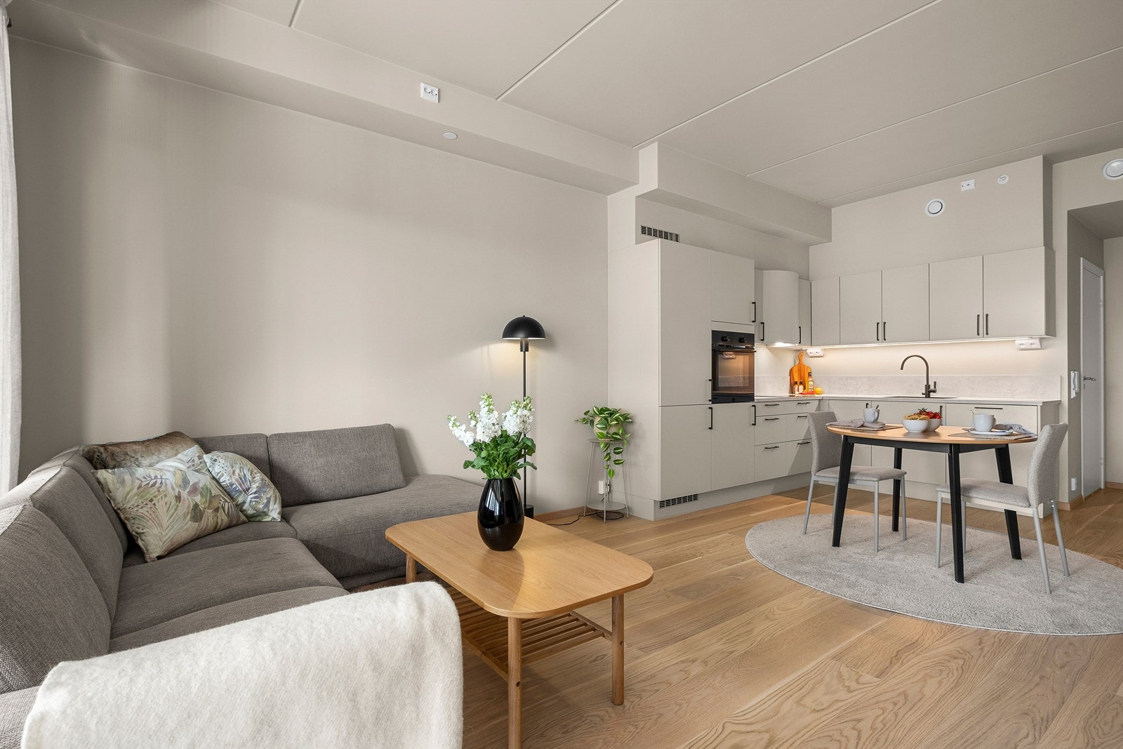 Leiligheten har god takhøyde og utstrakte vindusflater som sikrer rikelig med naturlig dagslys. Galleribilde