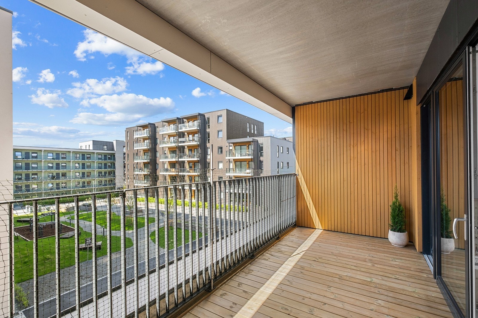 Leiligheten har en attraktiv beliggenhet på populære Lade, med kort vei til både Trondheim sentrum, sjøen og flotte turområder. Området er spesielt populært blant studenter, enslige og etablerere, og har alt man trenger i nærheten. Galleribilde