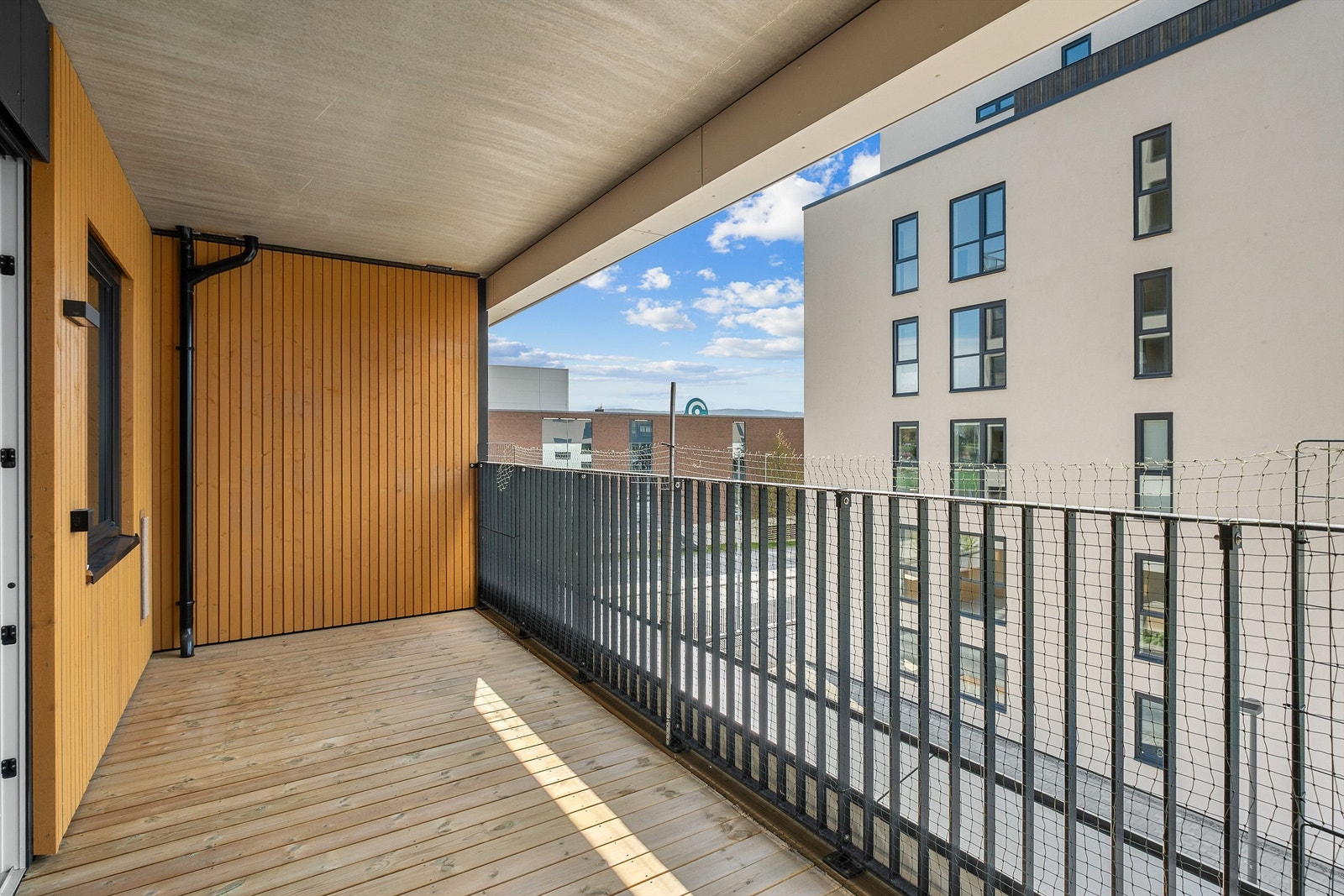 Verandaen måler romslige 15 kvm og har god plass til utemøbler og grill. Balkongen vil på sommerstid oppleves som en fin forlengelse av stuen. Galleribilde