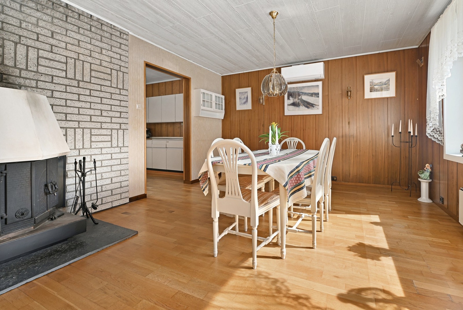 Stuen har en god størrelse og store vindusflater som slipper inn rikelig med naturlig lys. Galleribilde
