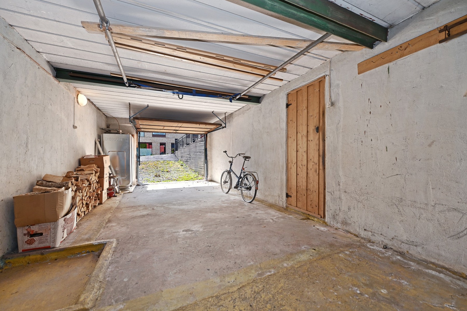 Garasje i deler av kjelleren. Galleribilde
