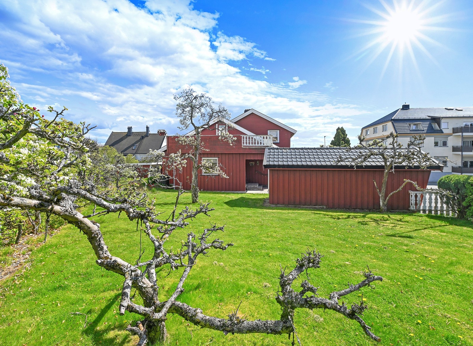 Eiendommen ligger i et sjarmerende og etablert nabolag, omgitt av frodig hage og grønne omgivelser, med kort vei til fjorden og flere populære badeplasser. Galleribilde