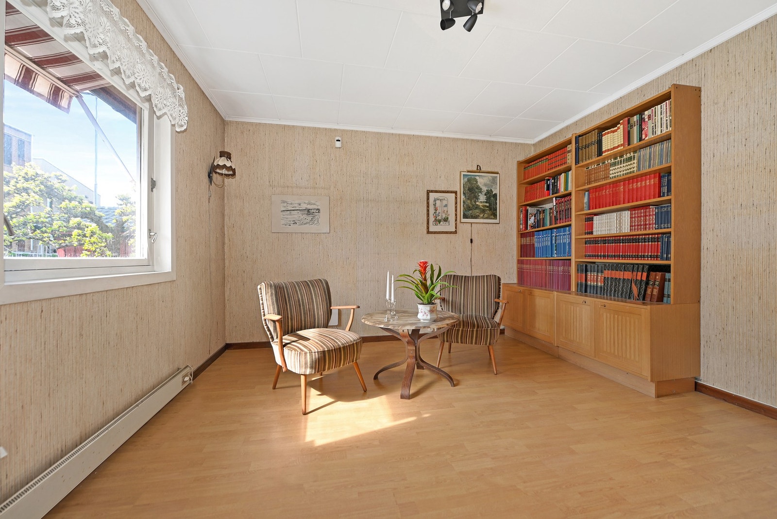 Parkett og detaljer gir rommet særpreg og en lun karakter. Galleribilde